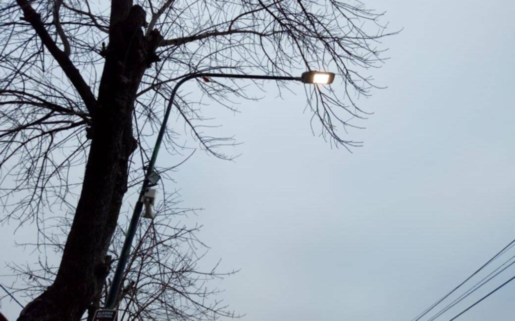 Una luminaria que lleva un mes encendida