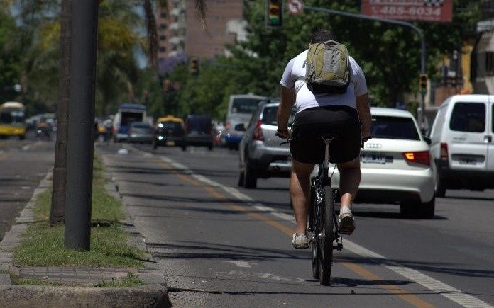 Rosario: un automovilsta le arrancó la oreja de un mordisco a un ciclista por "doblar mal"