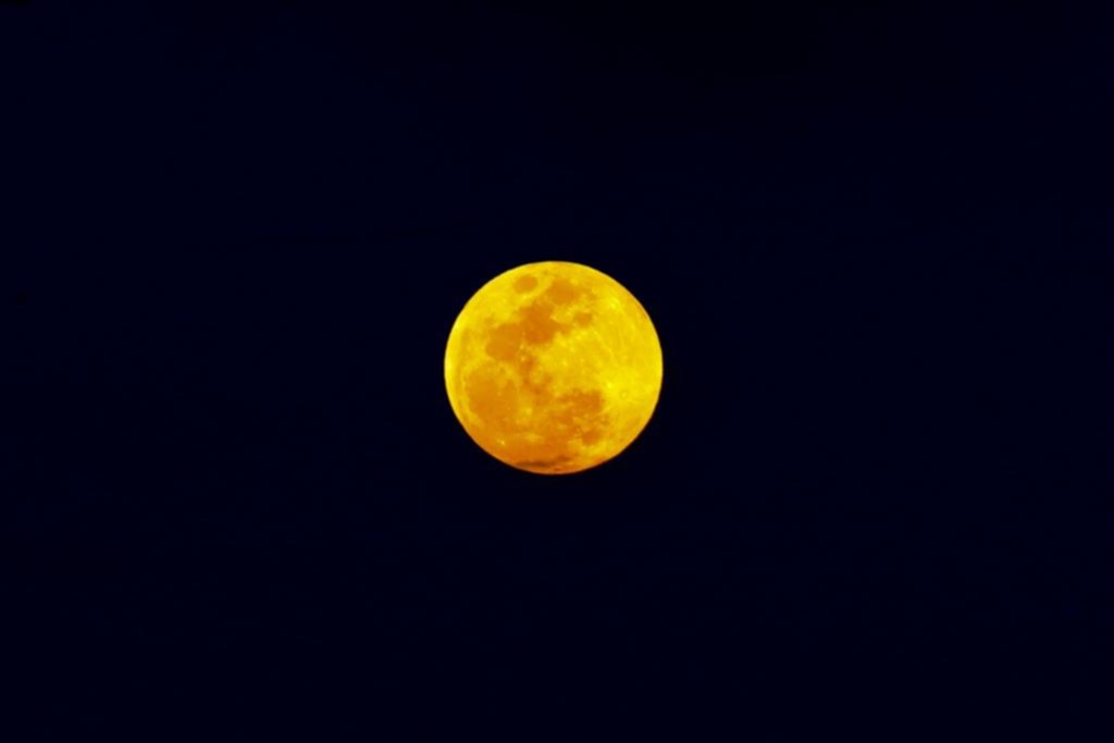 Una “Luna de fresa” que se vio anaranjada en el cielo de varios países