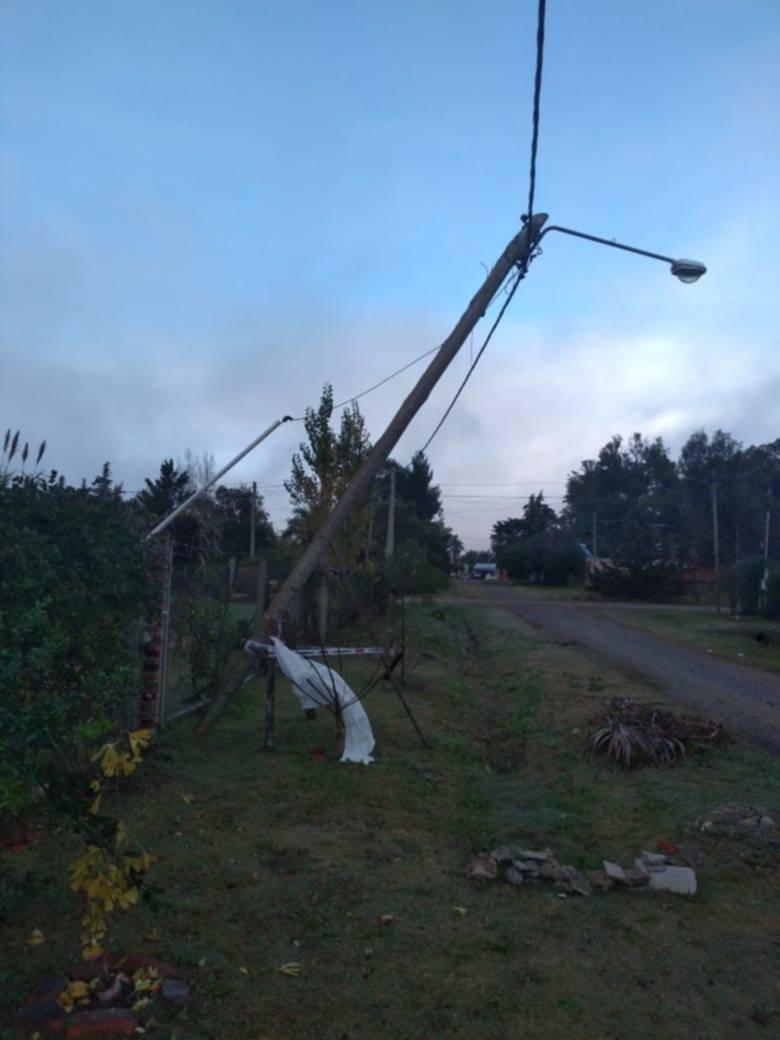 Reclamo en El Rincón: "Se cae el poste y me va a arrancar el medidor"