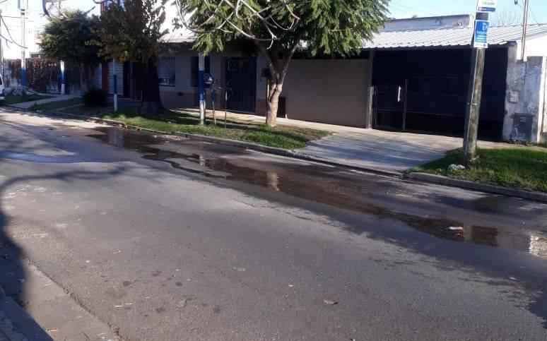 Más de un mes sin agua y con una pérdida enorme en la vereda en 8, 79 y 80