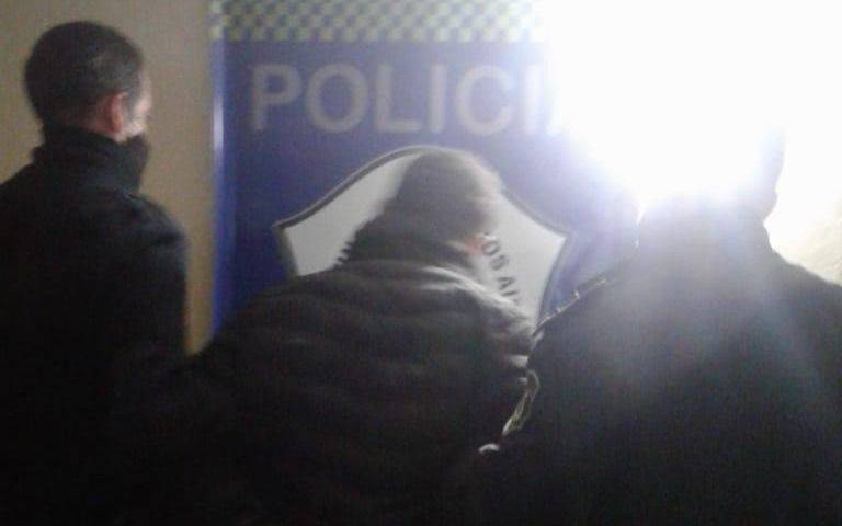 Le pegó a la sobrina de 26 años e invitó a pelear a los policías en San Carlos