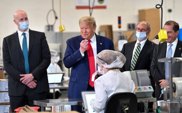 Fábrica de test de coronavirus destruye producción porque Trump visitó la planta sin barbijo