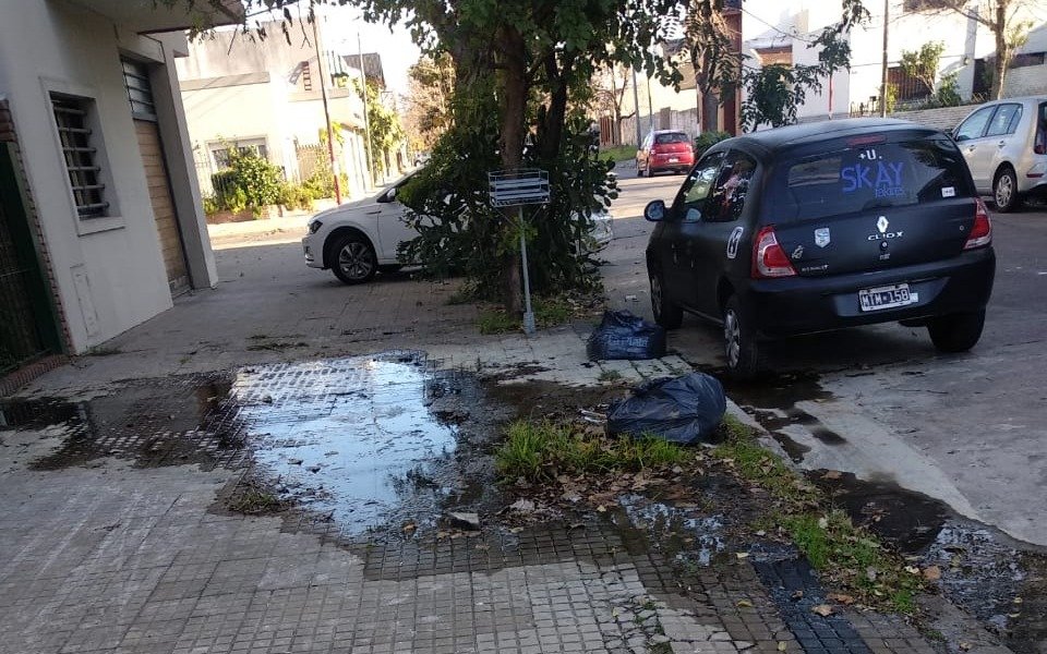 Mucha agua en la vereda y poca agua en las casas