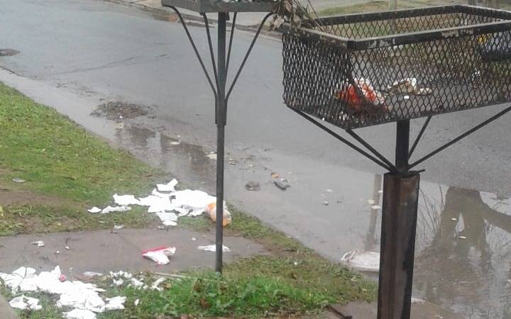 En Barrio Jardín, “cloacas rebalsadas y basura desparramada”