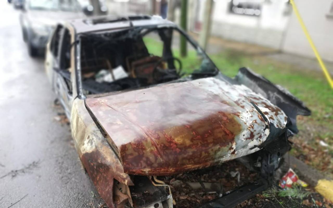 Un vehículo abandonado hace meses, junta basura en Los Hornos