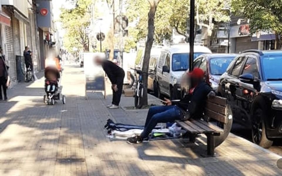 Un mantero dejó la mercadería y escapó de calle 12 al ver venir a la policía y agentes municipales