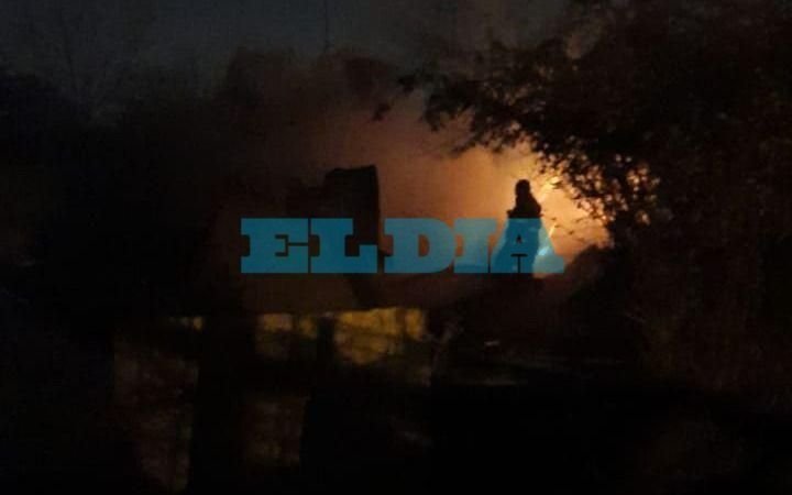 Otro caso en Los Hornos de un vecino que se considera dueño del barrio