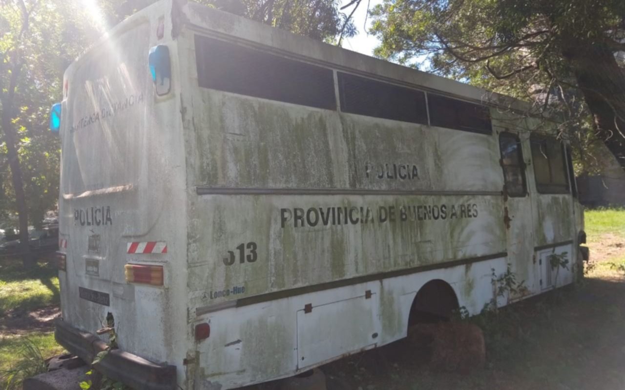 En talleres de una cárcel bonaerense convirtieron un colectivo de traslado de detenidos en oficina móvil