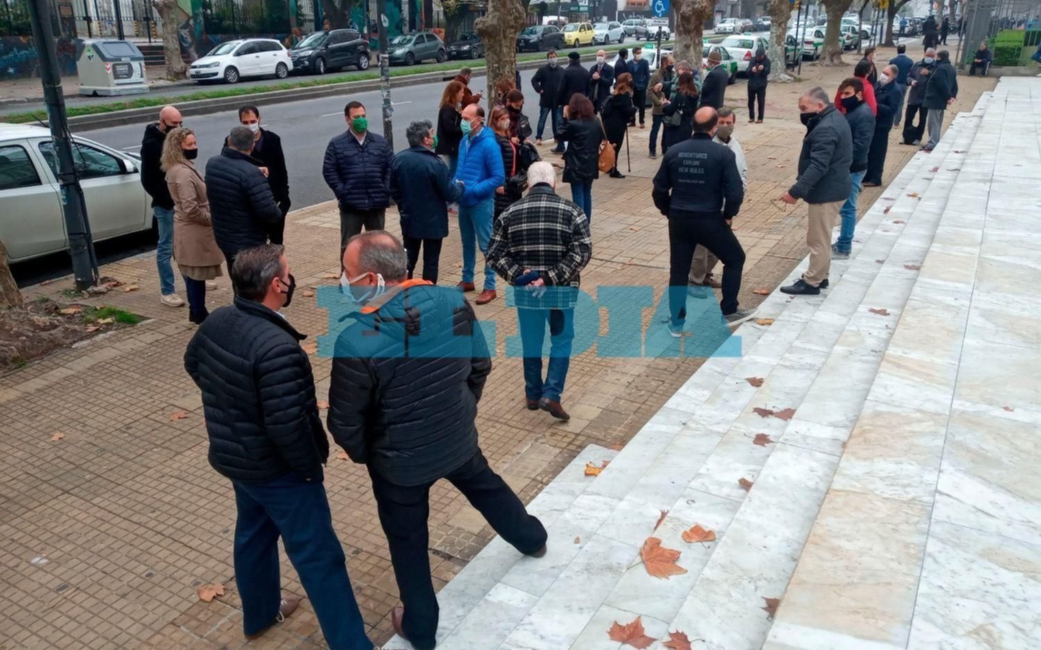 La Plata: habilitan a trabajar a abogados y escribanos
