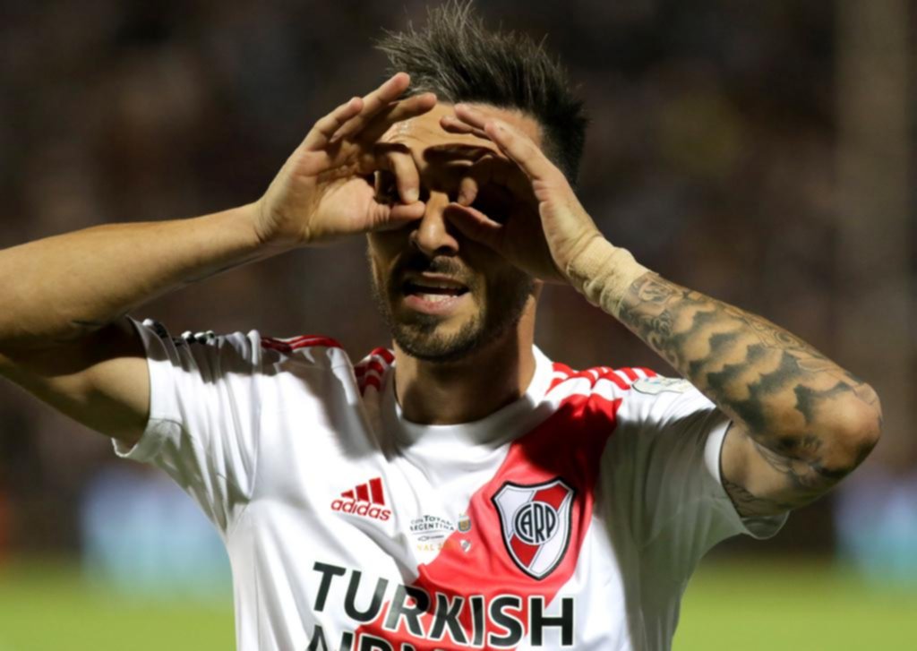 Francescoli le tiró la pelota a Scocco para que defina su futuro en River