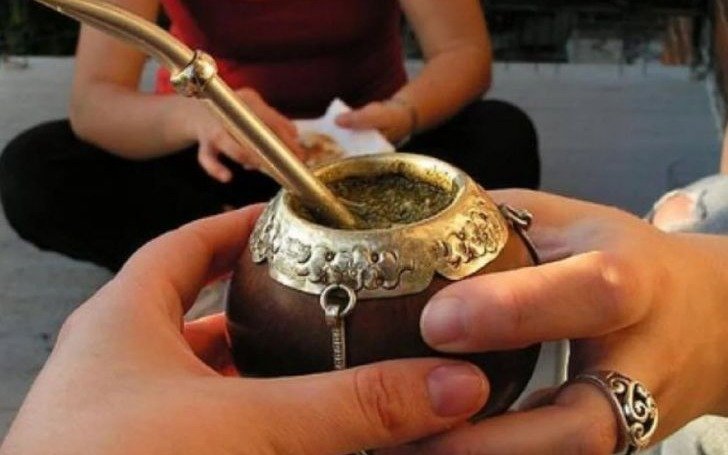 Por una tarde de mates, hubo un brote de coronavirus y una ciudad entera volvió a fase 1