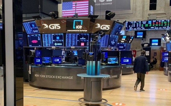 Leve caída en Wall Street tras decisión de la FED de mantener las tasas sin cambios