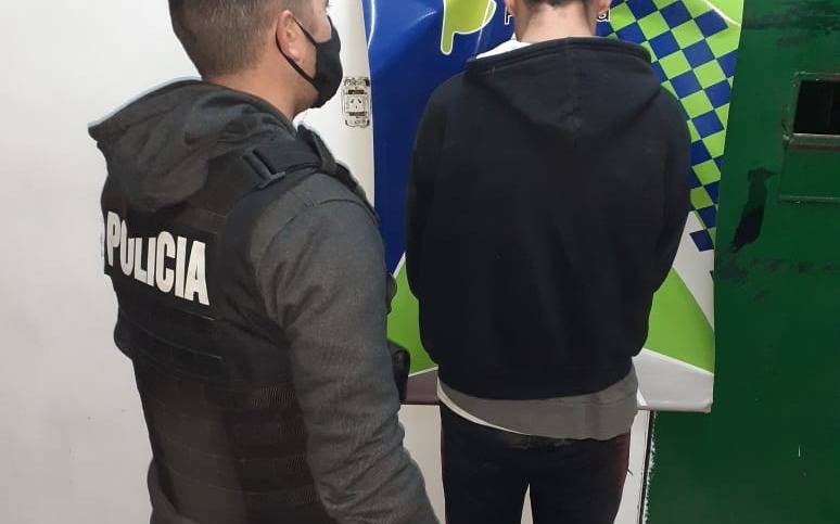 La policía lo sorprendió golpeando a su pareja, escapó pero no llegó muy lejos