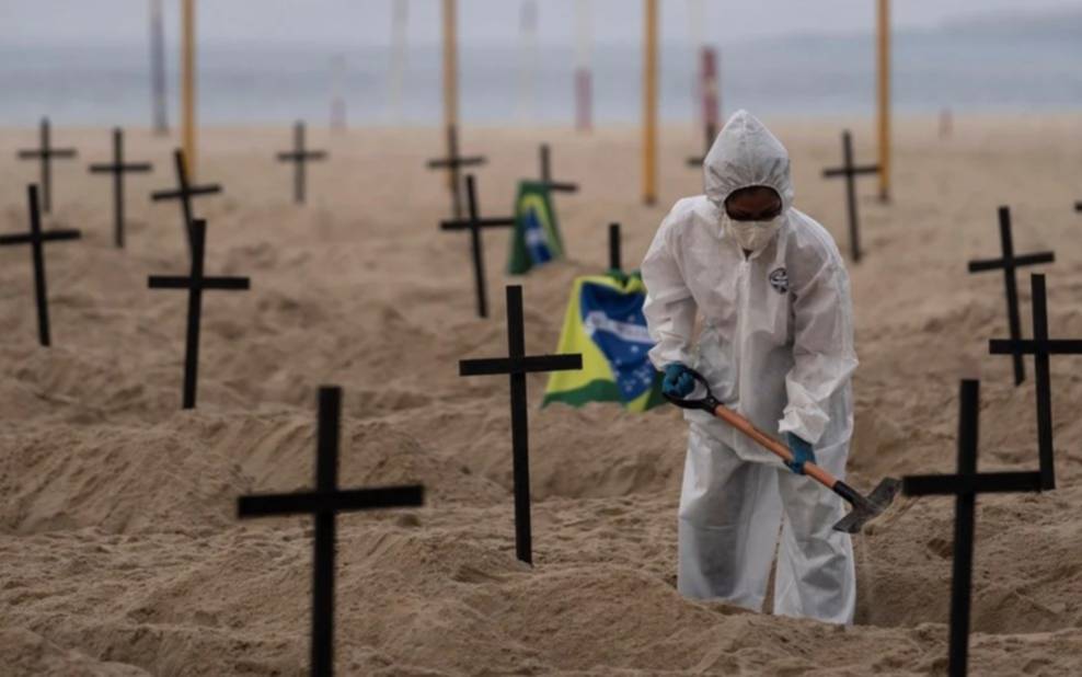 Impactante protesta contra Bolsonaro: cavan tumbas en playa de Copacabana