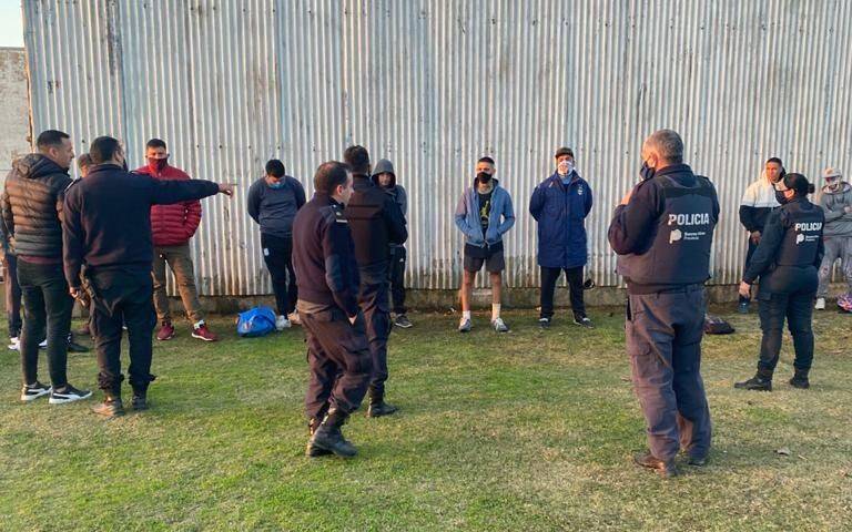 Demoran a 10 jóvenes por violar la cuarentena para jugar al fútbol en Ensenada