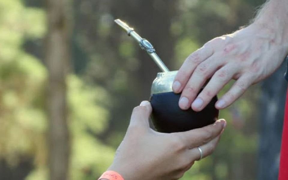 Compartieron el mate y provocaron el rebrote de coronavirus: volvieron a fase 1 de la cuarentena