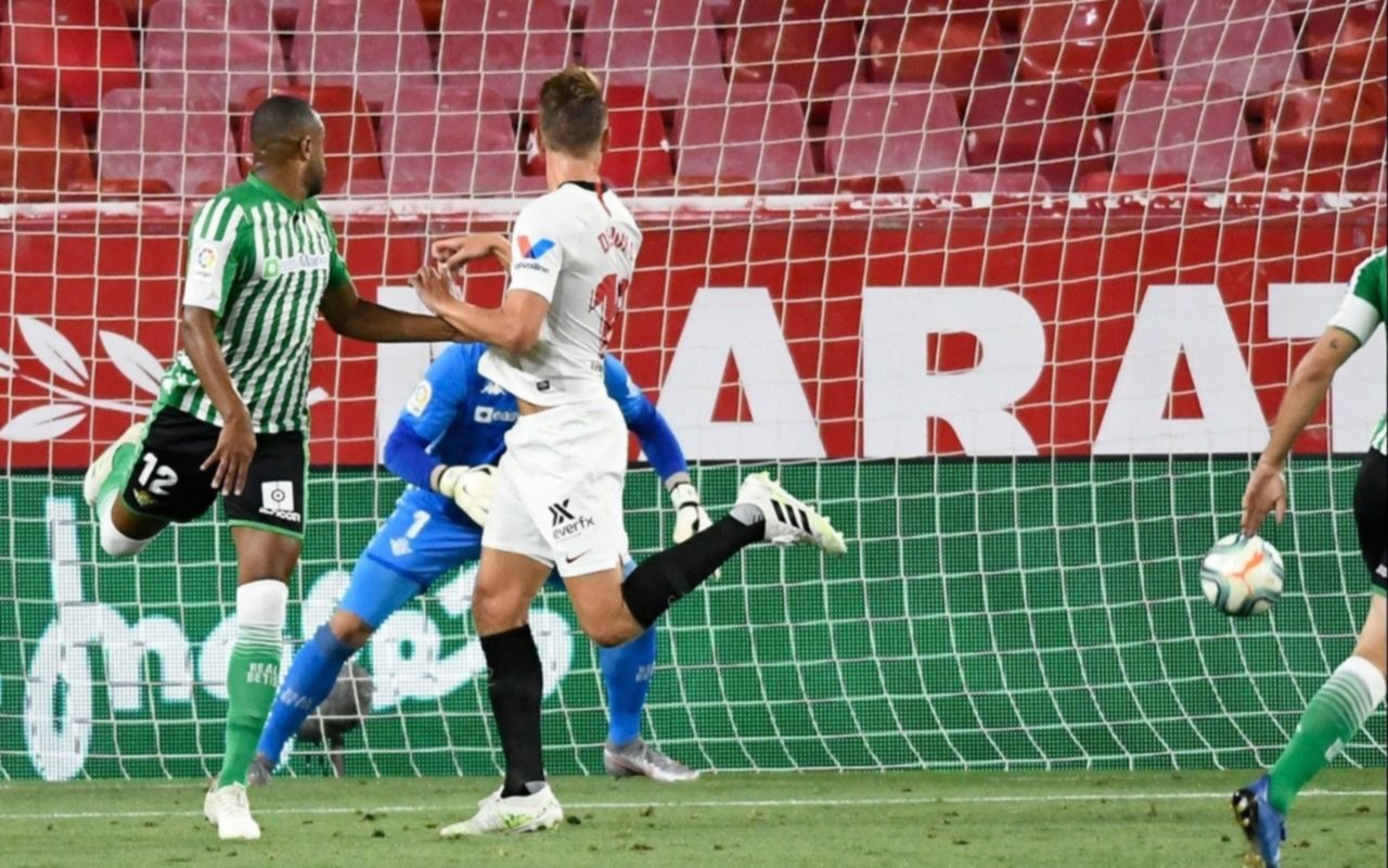 Un gol argentino para el Sevilla en la vuelta del fútbol de La Liga en España