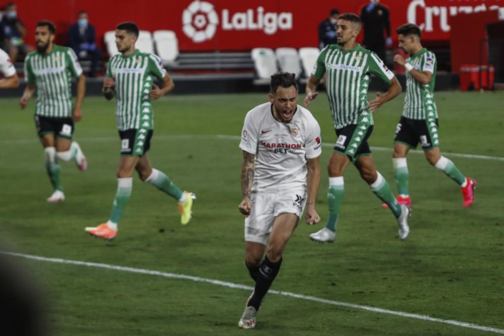 Sevilla ganó el derby andaluz con un gol de Ocampos en el regreso del fútbol español