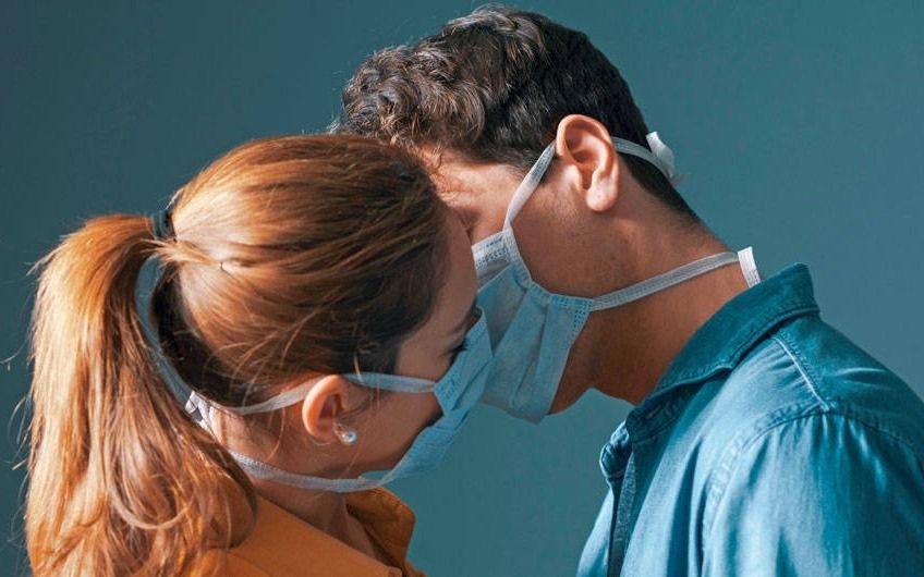 Usar barbijo y ser creativo con las posturas: Nueva York lanzó una guía para tener sexo seguro