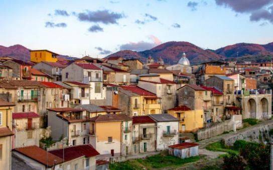 Cinquefrondi, la ciudad italiana ‘libre de covid’ que vende casas de un dólar