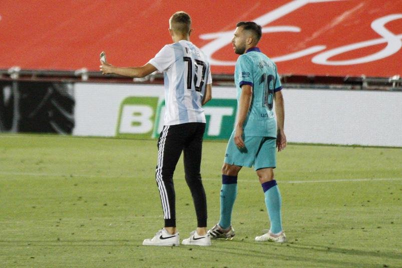 Era sin hinchas, pero saltó al campo y hasta se sacó una selfie