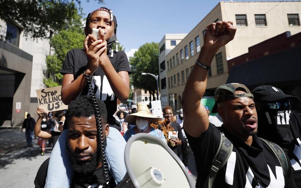 Otro crimen racial en Atlanta, hubo disturbios con 36 detenidos y renunció la jefa de la policía