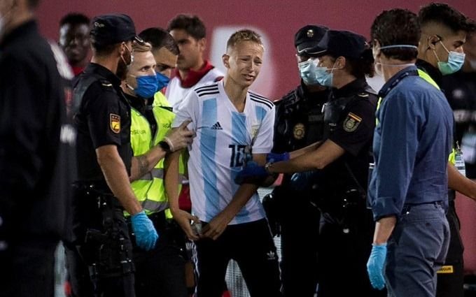 Habló el intruso del partido del Barcelona: "Supongo que Messi me rechazó la foto por el virus"
