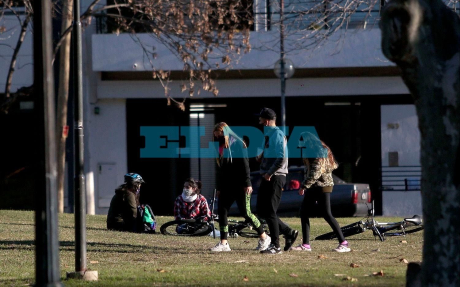 En Plaza Malvinas nadie respeta la cuarentena