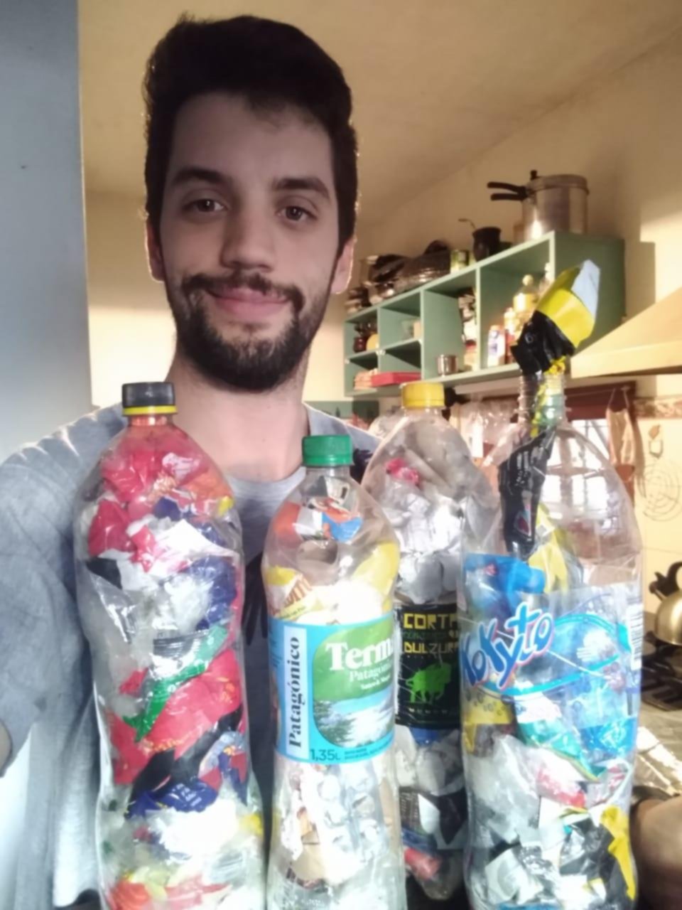 “Botellas de amor”: la forma de reciclar plásticos en casa que suma adeptos en la Región