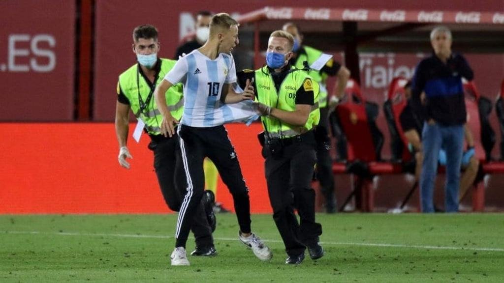 Invadió la cancha por una foto con la Pulga y le costará caro