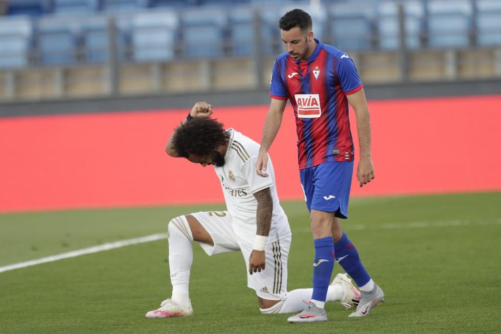 Marcelo marcó un gol y se arrodilló contra el racismo
