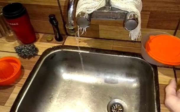 Vecino de 67 y 118 hace dos meses que vive con un "hilito" de agua