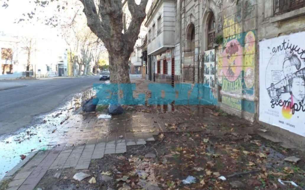 Una pérdida de agua genera trastornos a vecinos de la zona de Plaza Rocha 