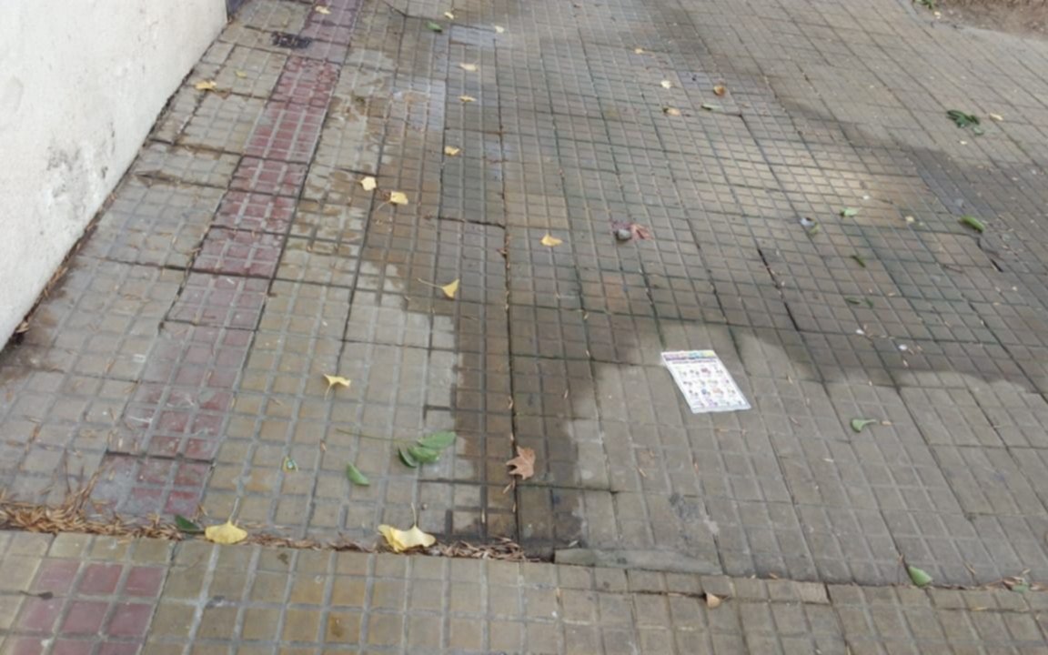 Meses de reclamos por derroche de agua a metros de plaza Azcuénaga 