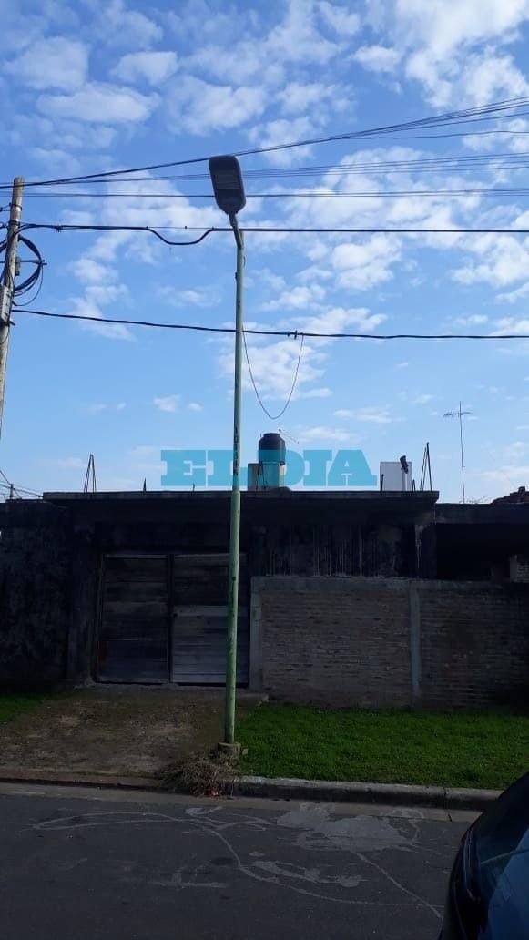 Hartazgo en Villa Elvira por una luminaria que cumplió un año sin funcionar