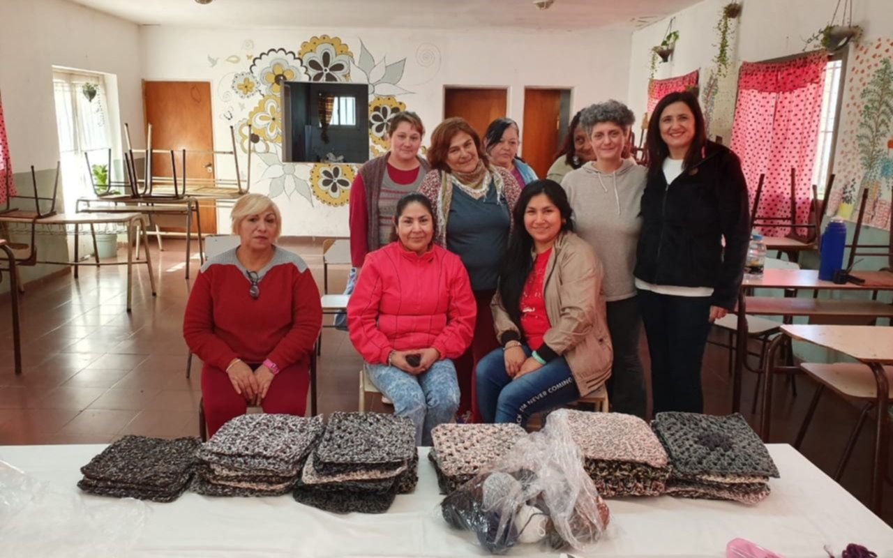 Solidaridad: en tres cárceles bonaerenses tejen mantas que se donan a necesitados