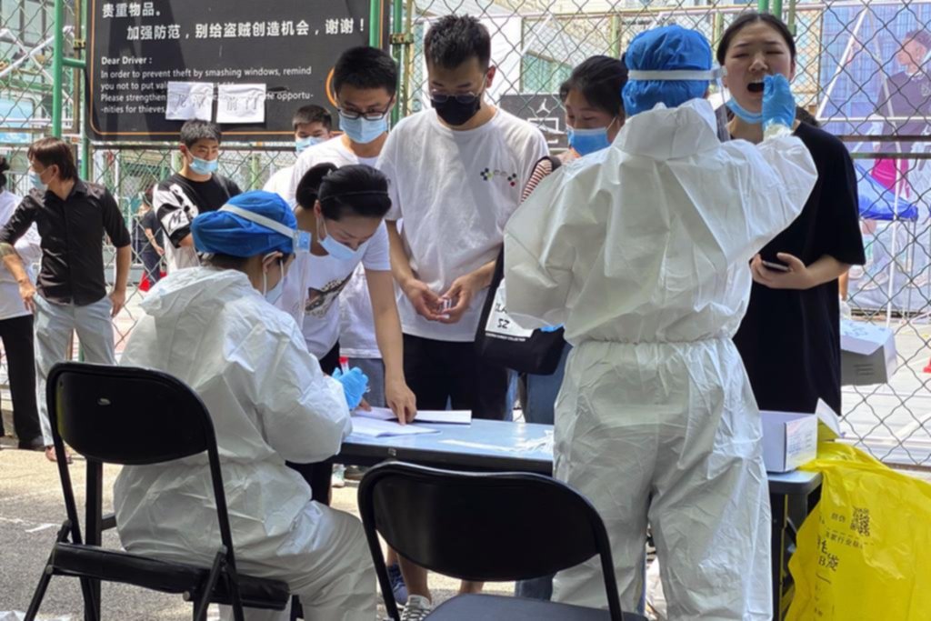 Beijing cierra escuelas y restringe viajes por el rebrote