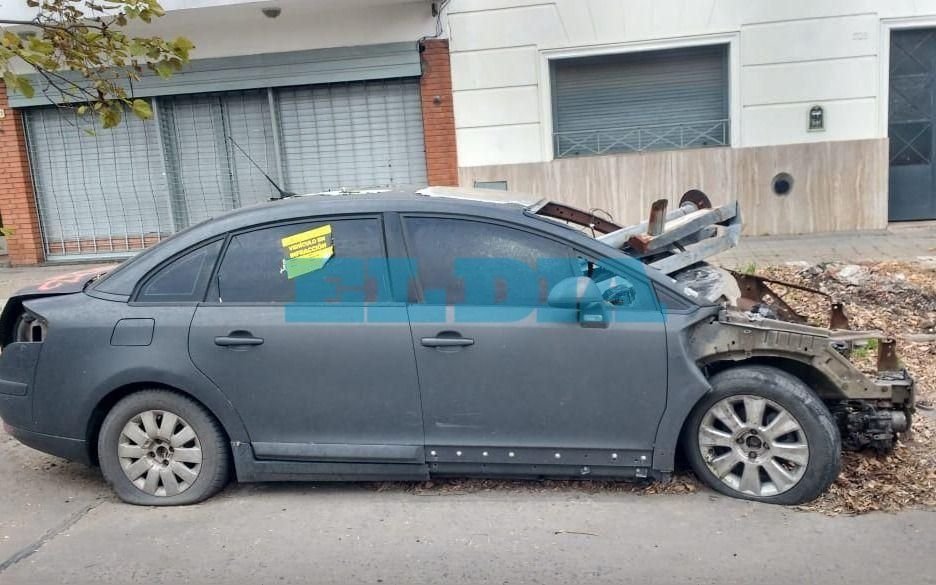 Vecinos de El Mondongo reclaman la remoción de un auto abandonado 