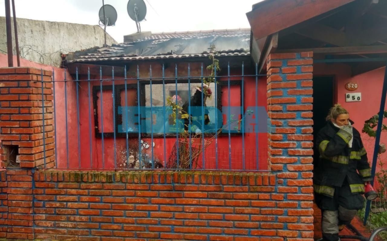 Conmoción en Berisso: se incendió una casa y hallan el cuerpo de un hombre