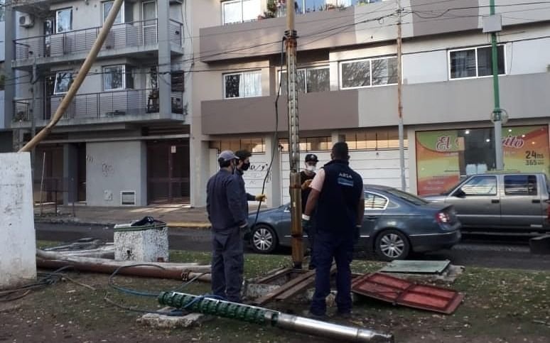 ABSA recambia un equipo de bombeo en La Plata
