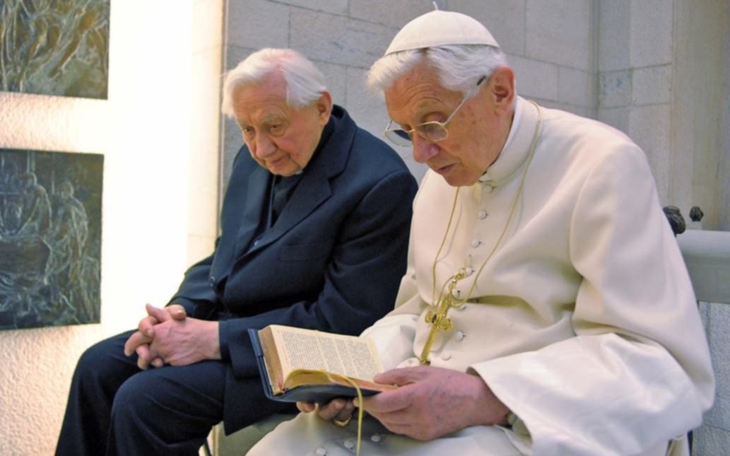 Benedicto XVI viajó a Alemania para visitar a su hermano enfermo