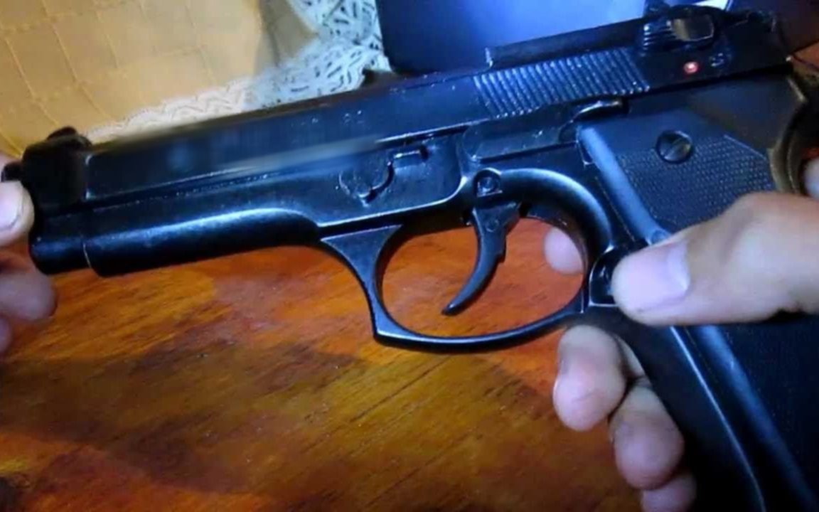 Murió de un tiro en la cabeza e investigan si se "le escapó" a su amigo, policía de la Bonaerense