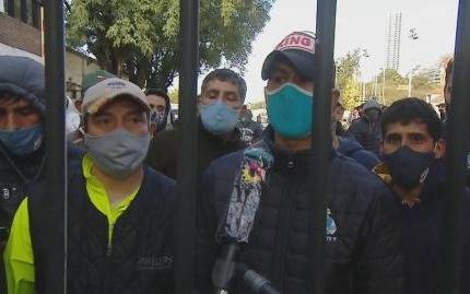 Trabajadores del turf denuncian que "no los dejan salir" el Hipódromo de Palermo