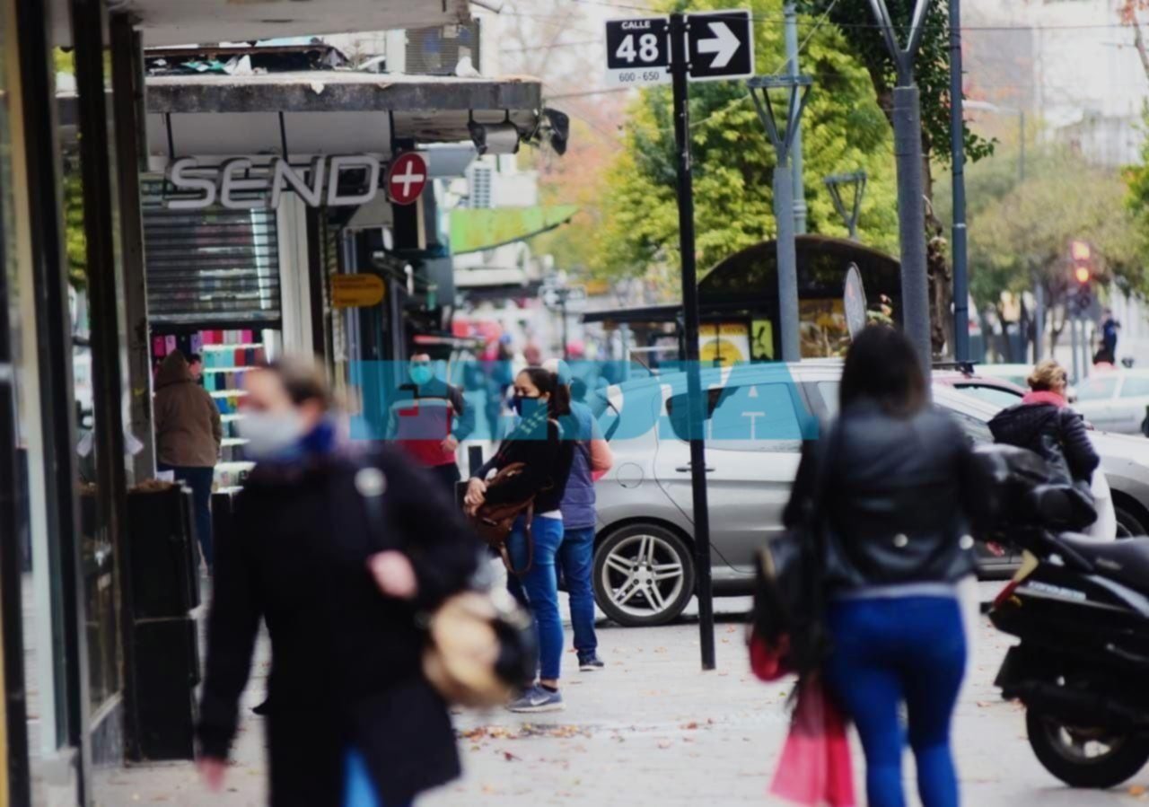 Los centros comerciales están colmados de gente: reclaman control de la venta ambulante