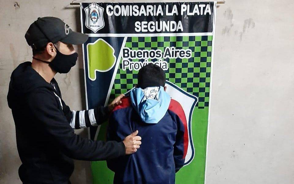Tras una persecución y choque en El Mercadito, lo detienen por robos en Barrio Norte y City Bell