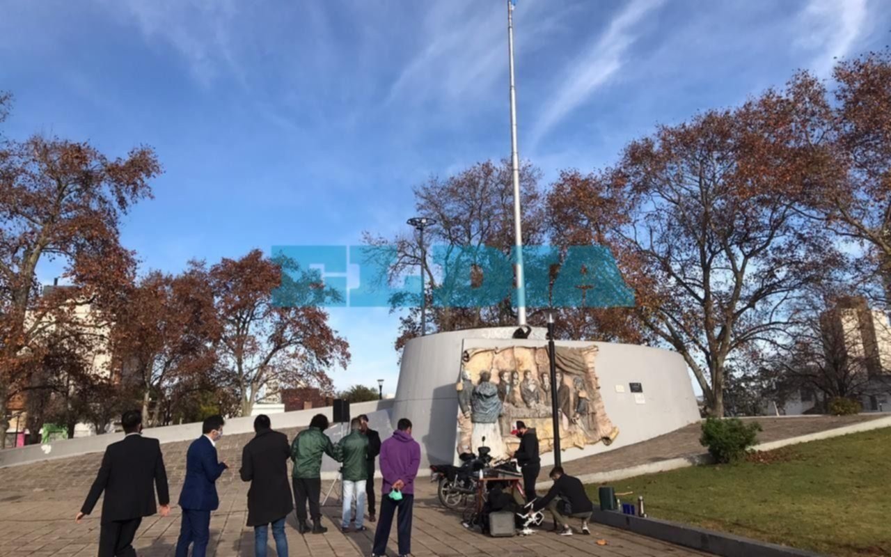 En La Plata, se rindió un homenaje a la Bandera en la Plaza Belgrano