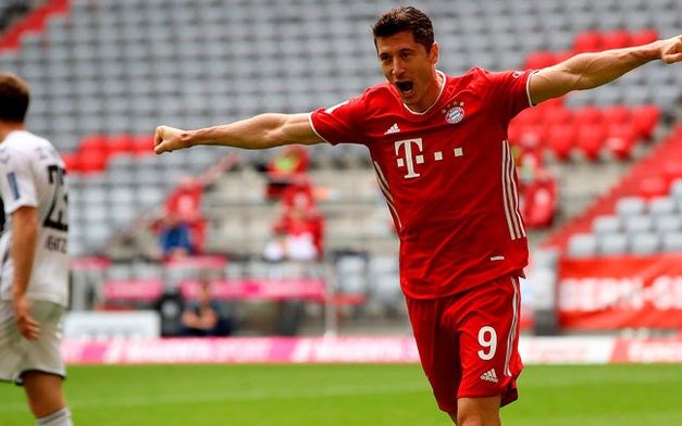 El campeón Bayern Munich le ganó 3-1 a Friburgo con un doblete de Lewandowski