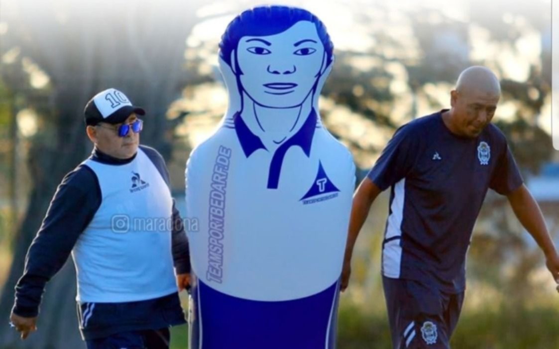 Maradona felicitó a sus jugadores en pleno aislamiento