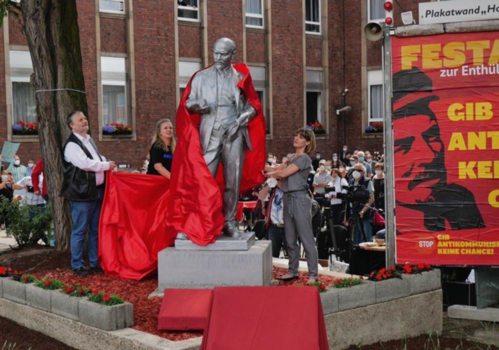 Cuando muchas estatuas caen en el mundo, una de Lenin se erige en Alemania